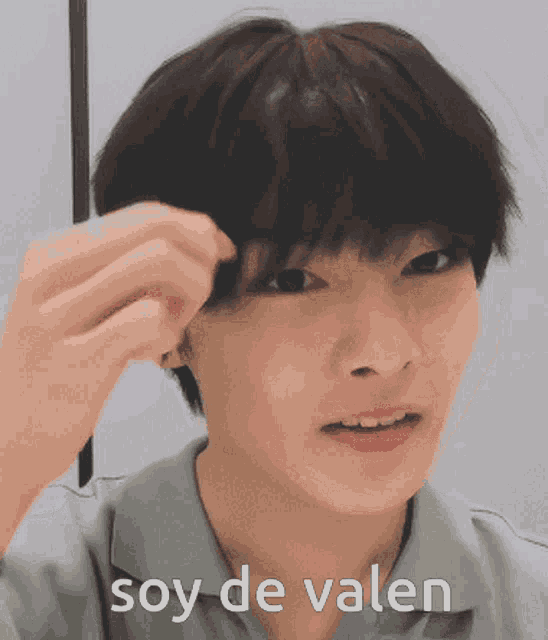 a close up of a person 's face with the words soy de valen written below it