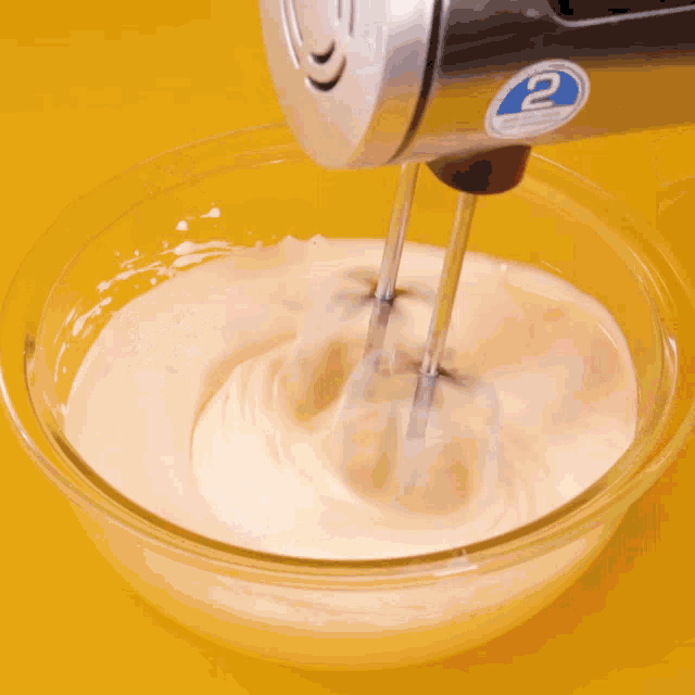 a mixer with a sticker on it that says " cu "
