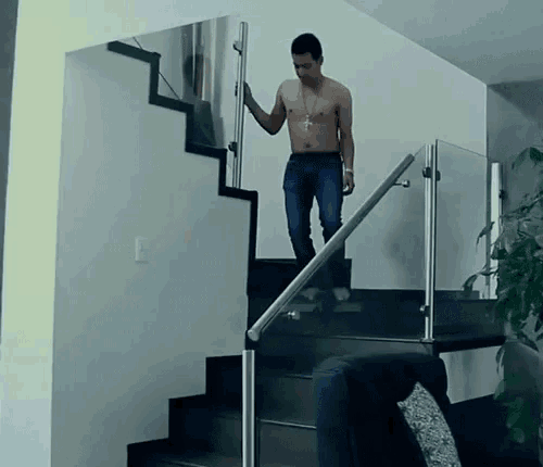 Escapando Sin Camisa GIF - Escapando Sin Camisa Bajando La Escalera GIFs