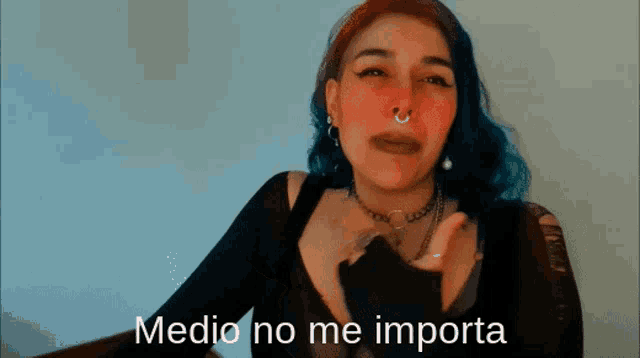 a woman with red and blue hair says medio no me importa in spanish