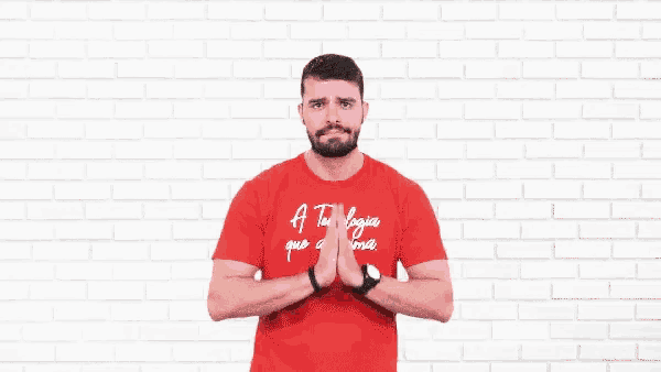 a man wearing a red shirt with the words nunca te pedi nada