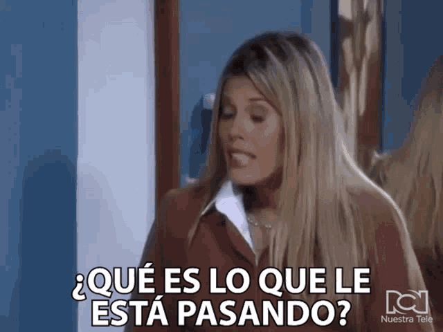 a woman in a brown shirt says que es lo que le esta pasando