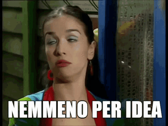 a woman is making a funny face with the words nemmeno per idea below her
