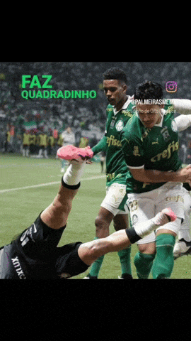 soccer players on a field with the words faz quadradinho
