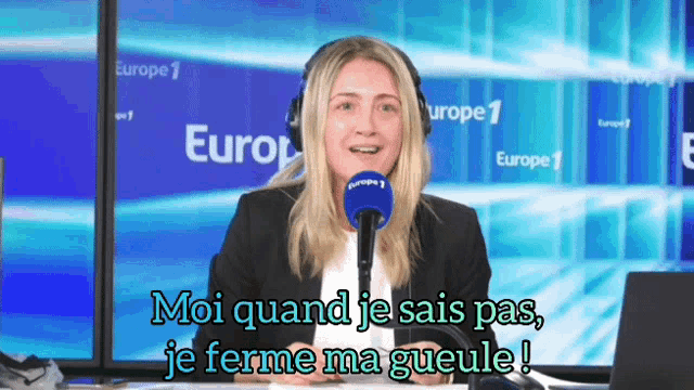 a woman speaking into a microphone with the words moi quand je sais pas