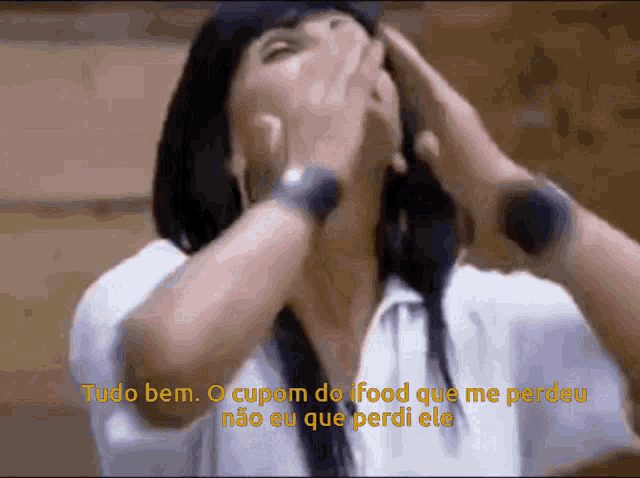 a woman covering her face with her hands with the words tudo bem o cupom de food que me perdeu