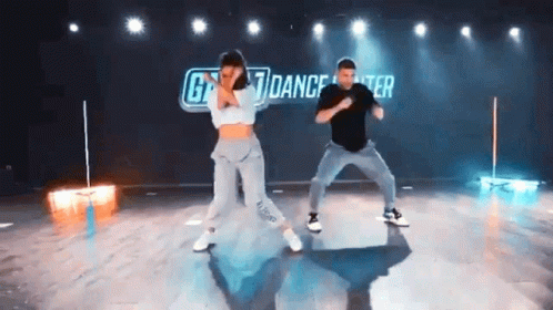 Demet Ozdemir Demetözdemir GIF - Demet Ozdemir Demetözdemir Dance Moves GIFs