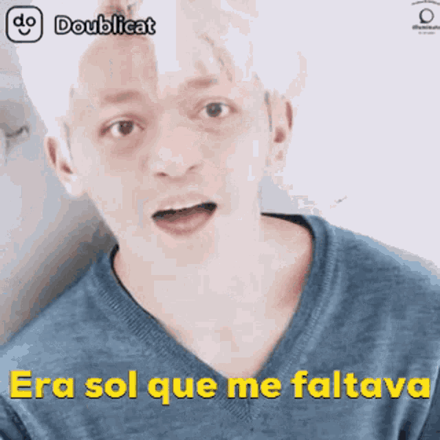 a man in a blue shirt is talking in spanish .
