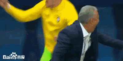 a man in a suit is standing next to a man in a yellow shirt with the baidu logo in the corner