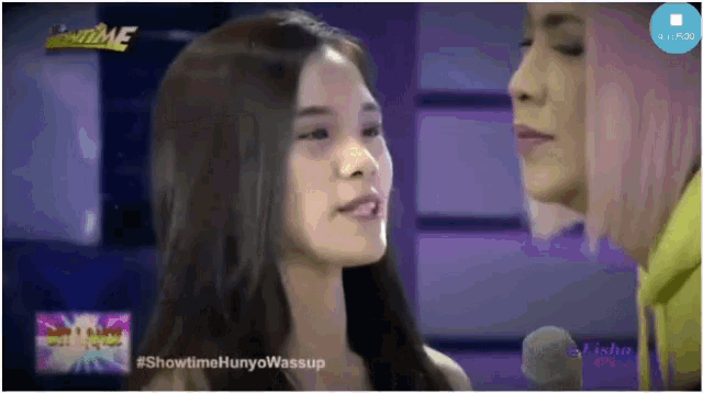 a woman talking into a microphone with the words showtime on the bottom