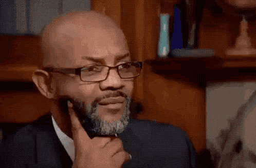 a man with glasses and a beard says olha la que vida boa .