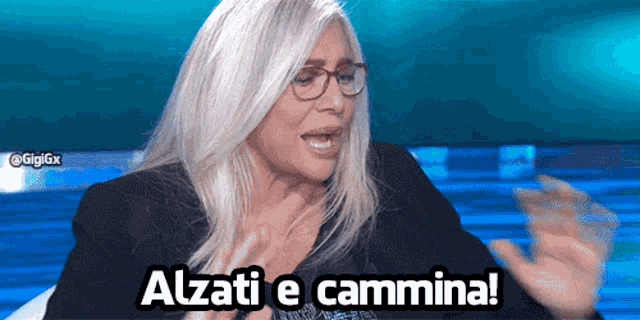 a woman with glasses says alzati e cammina on a blue background