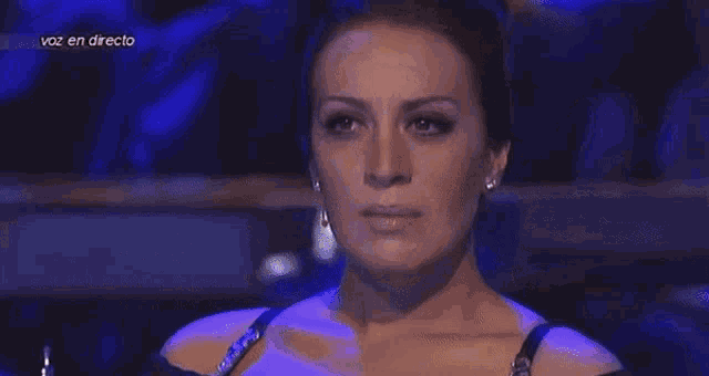 a woman 's face is shown in a video that says voz en directo on the bottom