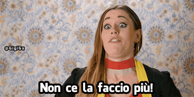 a woman making a funny face with the words non ce la faccio più below her
