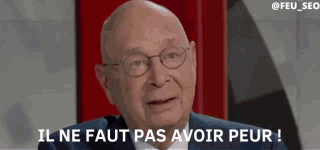 a bald man wearing glasses says il ne faut pas avoir peur !
