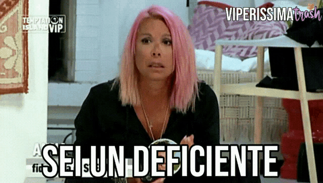 a woman with pink hair is sitting in front of a sign that says " seiun deficiente "