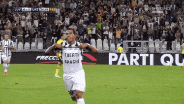 a soccer player wearing a shirt that says fuerte apache on it