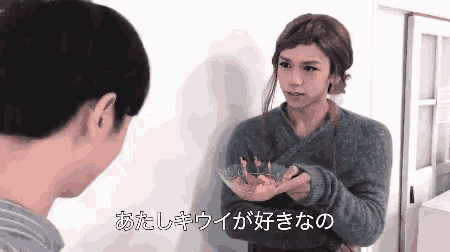 a man in a wig is holding a plate with candles on it in front of another man in a foreign language