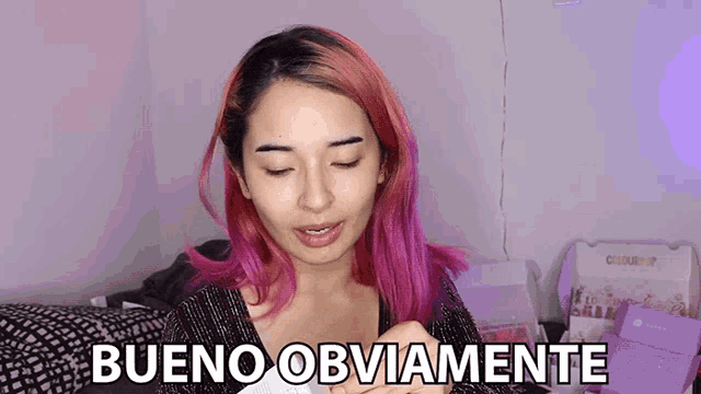 a girl with pink hair says bueno obviamente