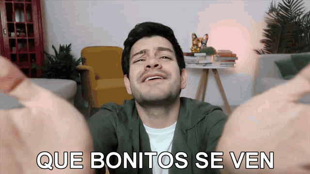 a man says que bonitos se ven while making a funny face