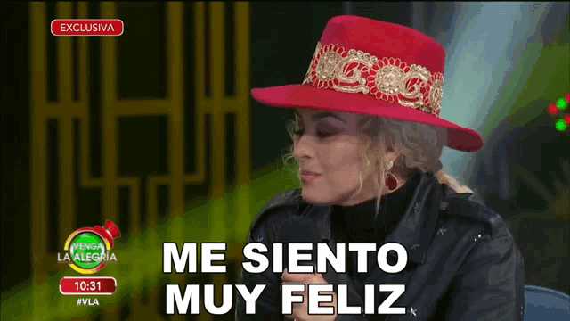 a woman wearing a red hat says me siento muy feliz in spanish