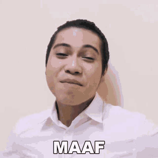 a man wearing a white shirt says maaf