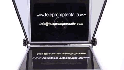 a screen shows the website www.teleprompteritalia.com