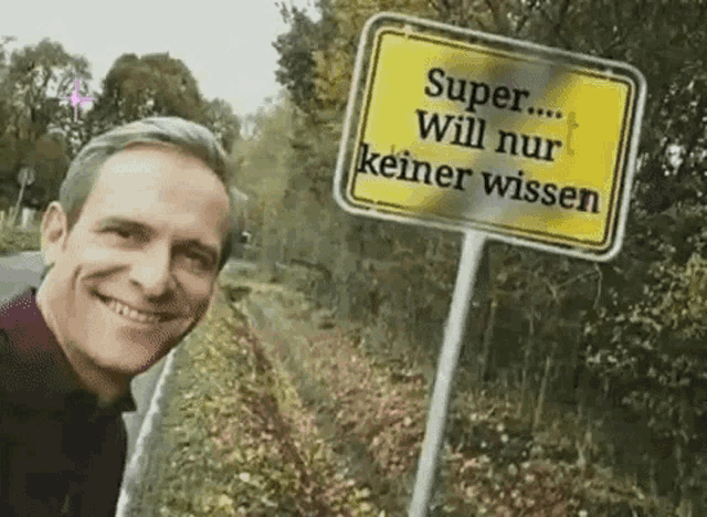 a man is standing in front of a sign that says super will nur keiner wissen