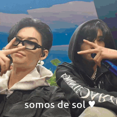 a couple of people sitting next to each other with the words somos de sol in the bottom right corner