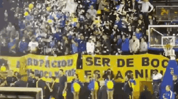 a crowd of people holding a banner that says ser de boo