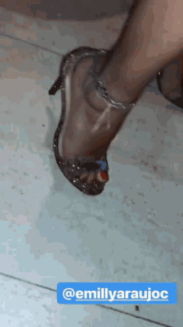 a picture of a woman 's feet with the name emilyaraujoc on the bottom right