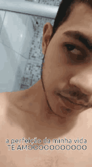 a man without a shirt is taking a selfie with the words " a perfeicao da minha vida te amooooooo "