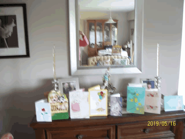 a bunch of cards are on a table with a photo taken in 2019/05/16