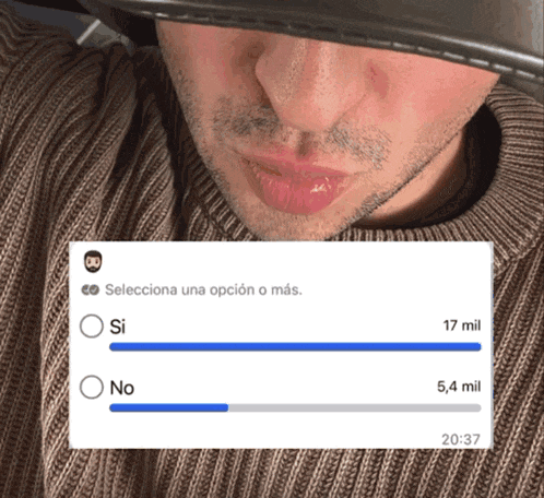 a man wearing a helmet and a sweater is next to a question that says selecciona una opción o más