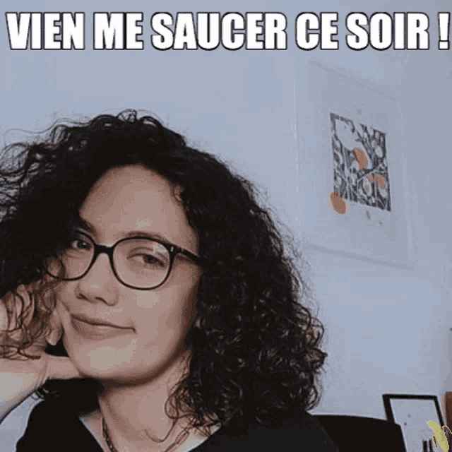 a woman with curly hair wearing glasses with the words vien me saucer ce soir written above her