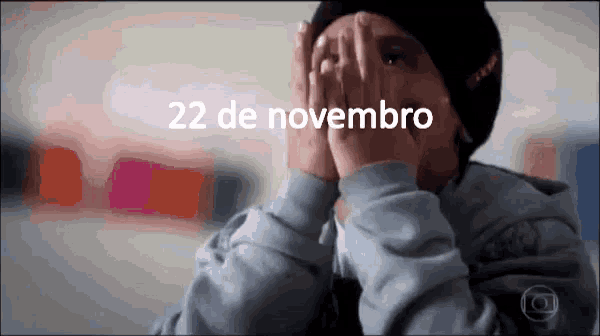 a person covering their face with their hands with the date 22 de novembro written above them