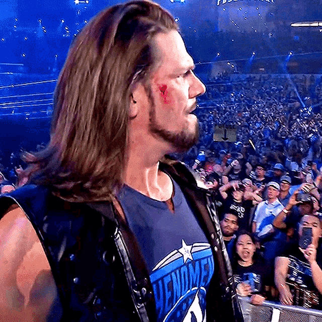 a wrestler wearing a shirt that says venom on it