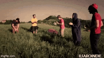 a group of people standing in a grassy field with the words ilfaroindie on the bottom right