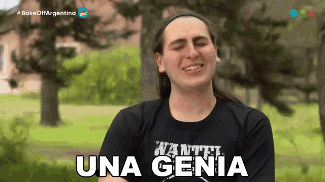 a man wearing a black shirt that says wanted una geniea