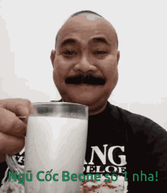 Beone Ngu Coc Beone Royal Ngoc GIF - Beone Ngu Coc Beone Royal Ngoc Drink GIFs