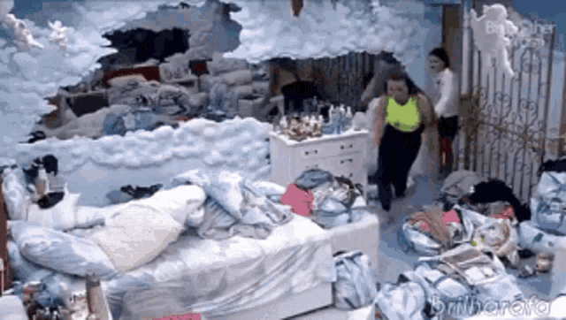 a messy bedroom with a dresser and a mirror that says ' brilhante ' on the bottom