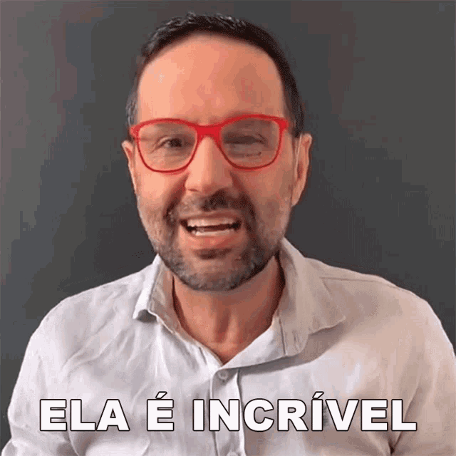 a man wearing red glasses and a white shirt says " ela e incrivel "