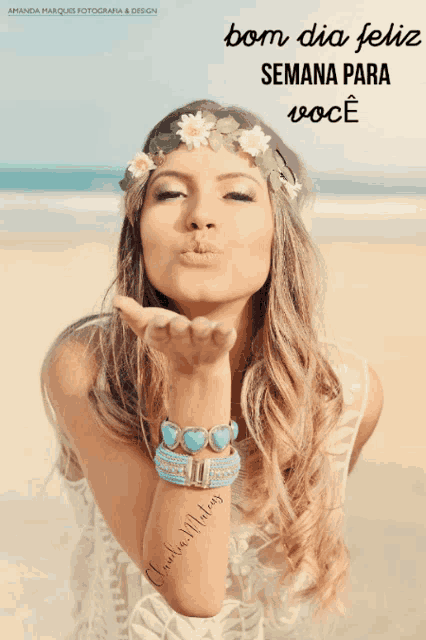 a woman blowing a kiss in front of a sign that says bom dia feliz semana para voce
