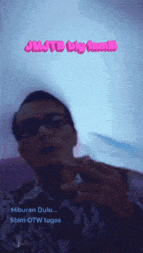 a man taking a selfie with the words hiburan dulu sblm otw tugas