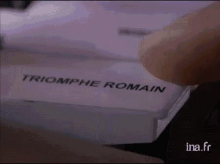 a person pressing a button that says triomphe romain on it