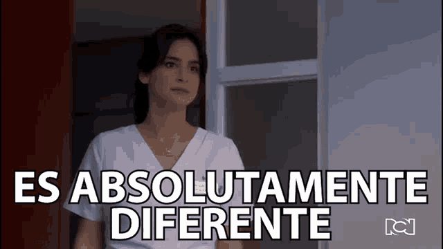 a woman in a white scrub top is standing in front of a door with the words " es absolutamente diferente " below her