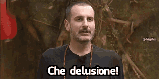 a man with a beard and a necklace around his neck says che delusione