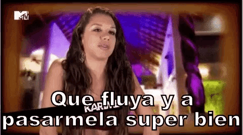 a woman says que fluya y a pasarmela super bien on a screen