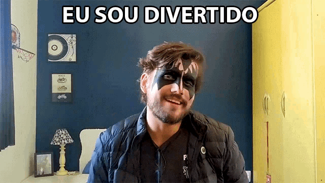 a man wearing a mask with eu sou divertido written on the bottom