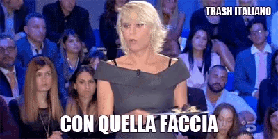 a woman is standing in front of a crowd and says trash italiano